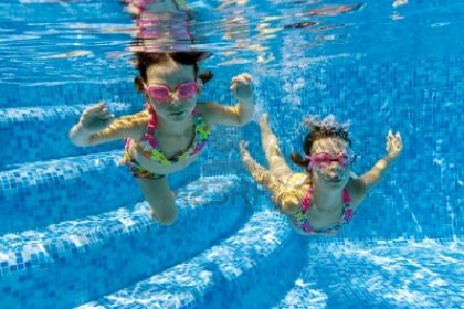 3950-1-9680125-two-underwater-kids-in-swimming-pool pompa ciepła basen poliestrowy zadaszenia poliwęglan