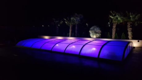 Efektownie podświetlone zadaszenie basenowe nocą