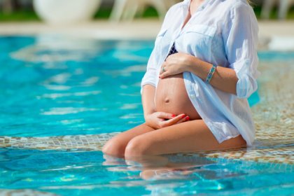 Benefits-of-Swimming-While-Pregnant