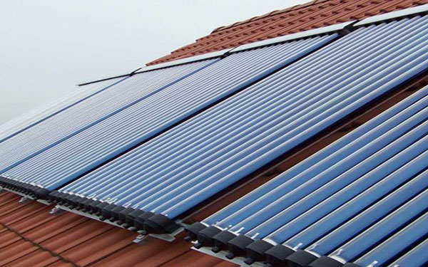 Erwärmung von Schwimmbadwasser mit Sonnenkollektoren