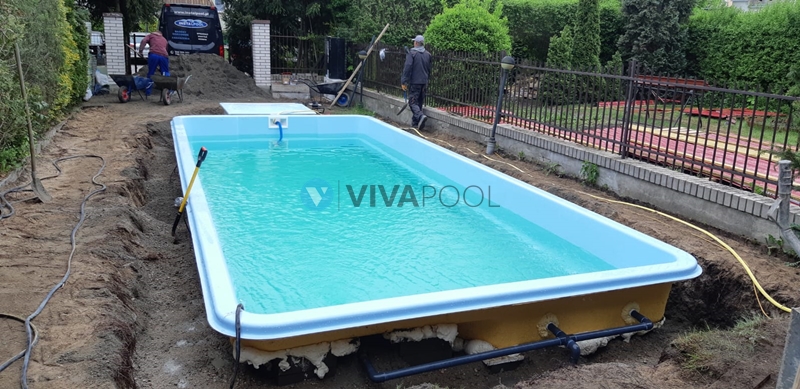 montaz basenu wkopywanego poliestrowego z laminatu vivapool baseny