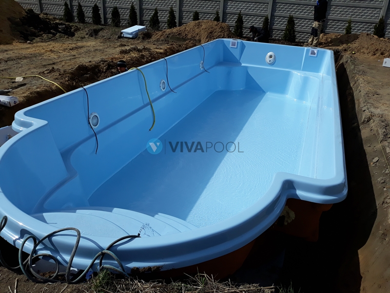 niebieski basen poliestrowy z laminatu i rzymskimi schodkami, vivapool producent basenow ogrodowych