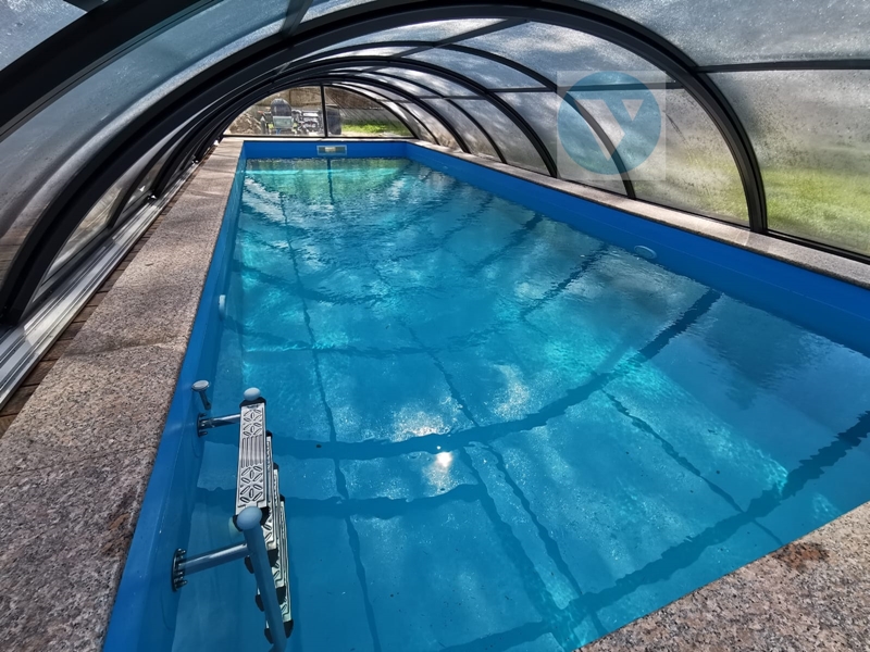 widok basenu pod zadaszeniem warszawa basen vivapool zadaszenia