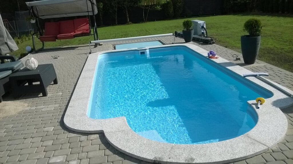 Kamienie brzegowe jako wykończenie basenu. Granitowe obrzeże basenowe to najtrwalszy materiał.