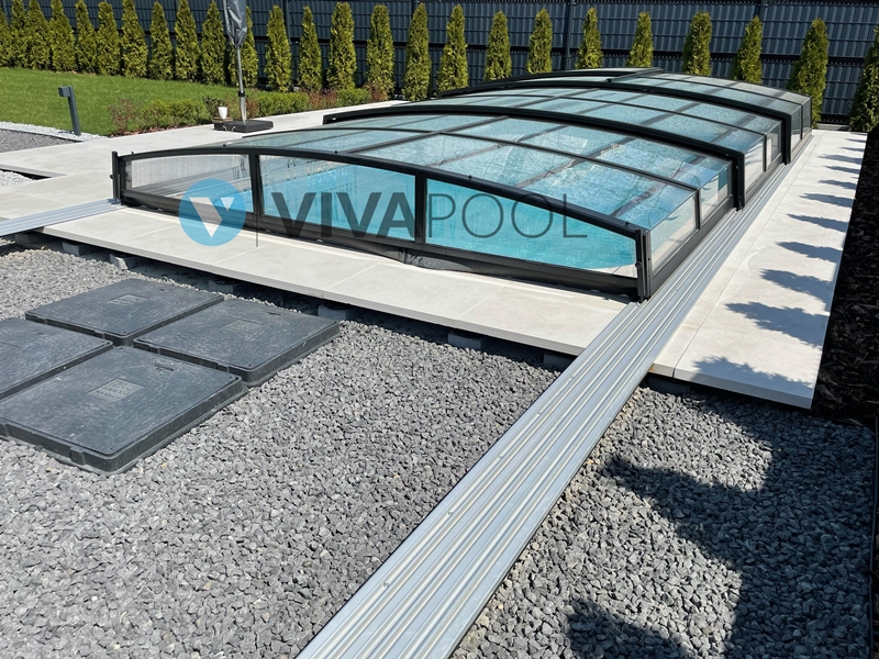 basen z niskim zadaszeniem basenowym w krakowie vivapool