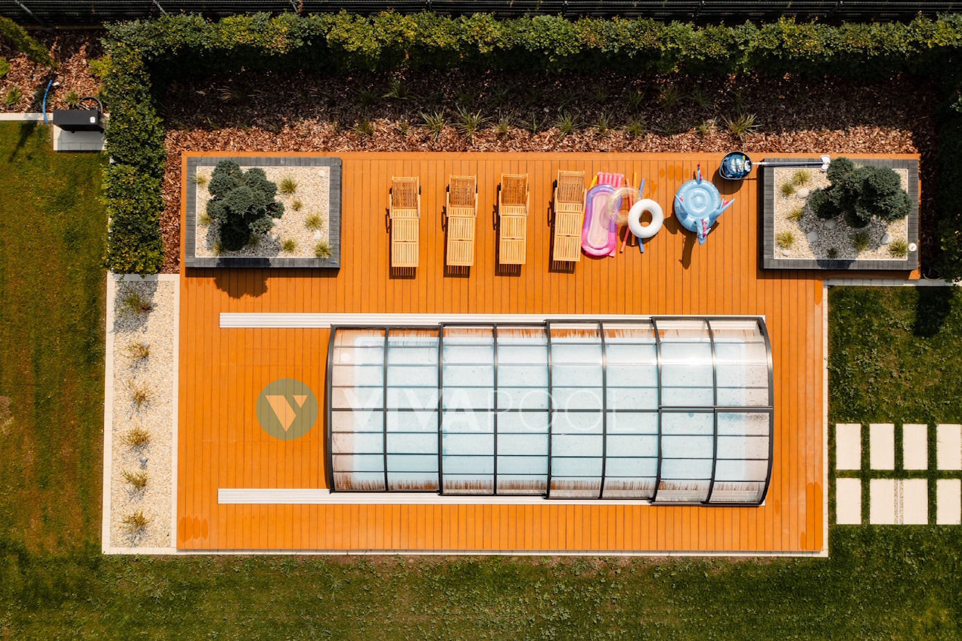 Elegancki basen poliestrowy VIVAPOOL Radomsko – Polska, basen odkryty i konstrukcja zadaszenia