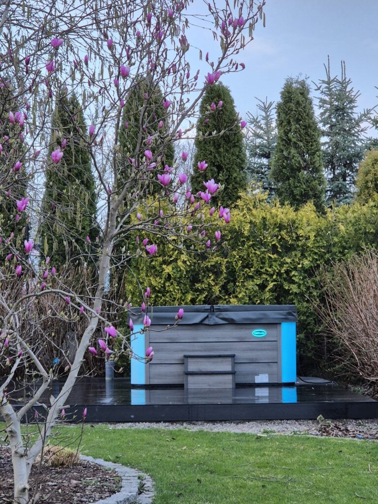 Nowoczesne jacuzzi ogrodowe TEBAS LuxSpa LIVSIA – 6-osobowa wanna spa z hydromasażem
