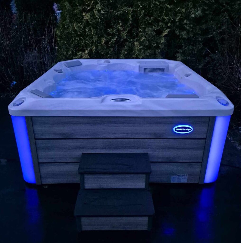 Nowoczesne jacuzzi ogrodowe TEBAS LuxSpa LIVSIA – 6-osobowa wanna spa z hydromasażem